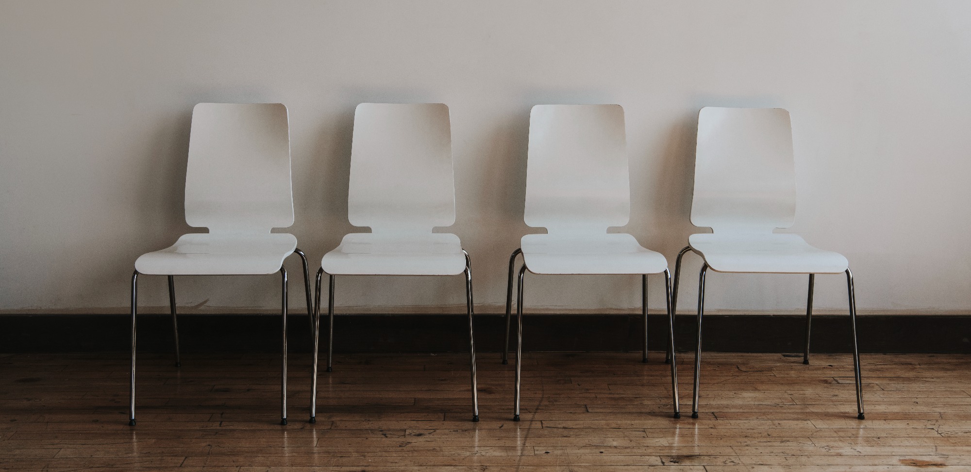 four-empty-white-chairs-room_kopier