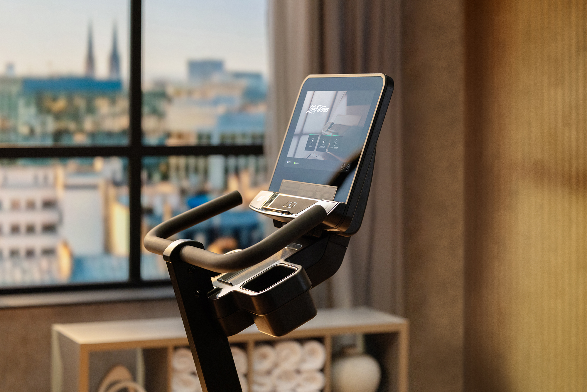 ATMOS_2026_LifeFitness_UprightBike_Close_Ups_3842_V3_noATMOS